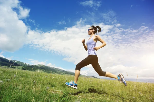 Trail runner running on peak — Stock Photo, Image