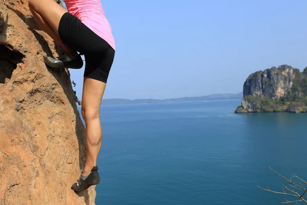 Mujer escalando en la playa — Foto de Stock