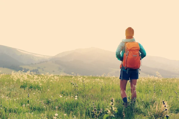 Kvinna hiker gå på leden i gräsmark — Stockfoto