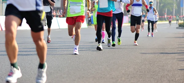 Неопознанные ноги спортсменов марафона — стоковое фото