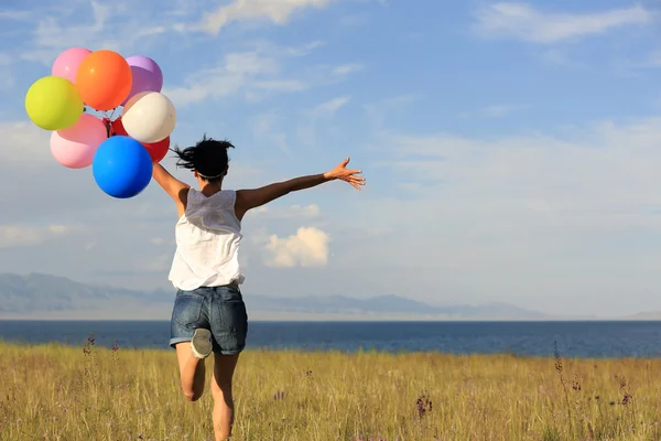 Frau mit bunten Luftballons — Stockfoto