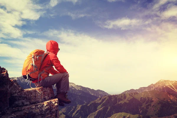 Backpacker που κάθεται στην κορυφή του βουνού — Φωτογραφία Αρχείου