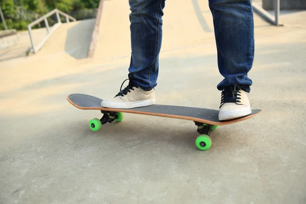 Skateboarder's legs skateboarding — Stock Photo, Image