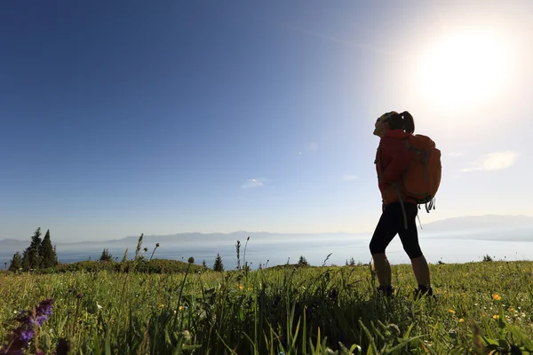 Woman backpacker hiking — Stock Photo, Image