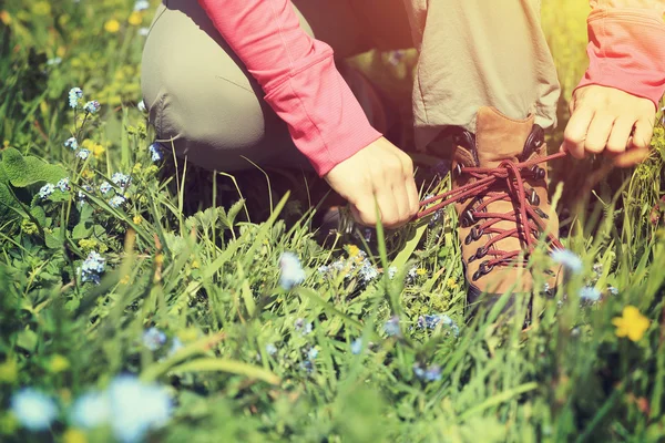 Woman hiker tying shoelace — Stock Photo, Image