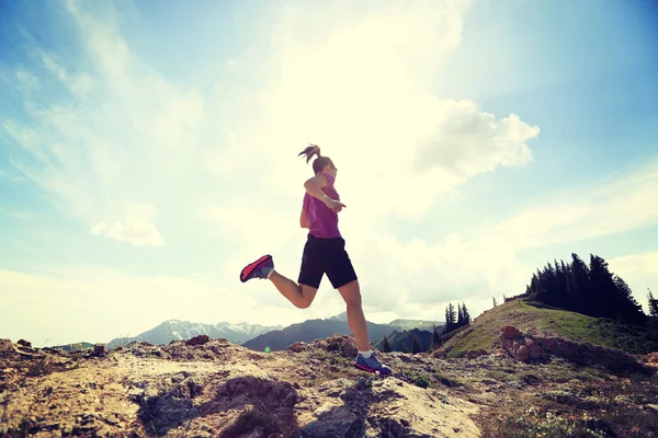 Tepe üzerinde çalışan iz runner — Stok fotoğraf