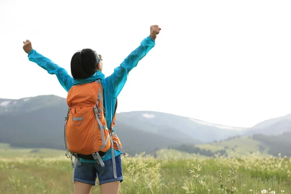 Young woman hiker open arms — Stock Photo, Image