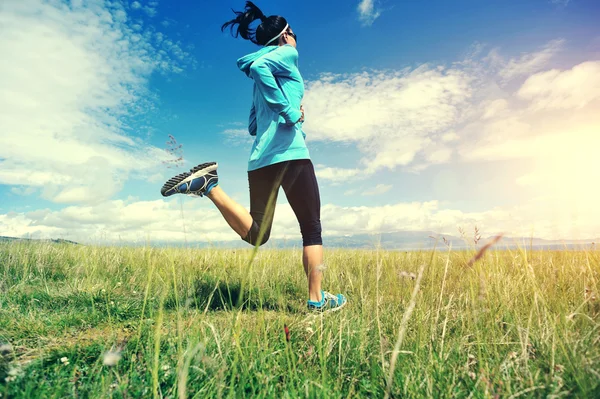 Trail runner running on peak — Stock Photo, Image