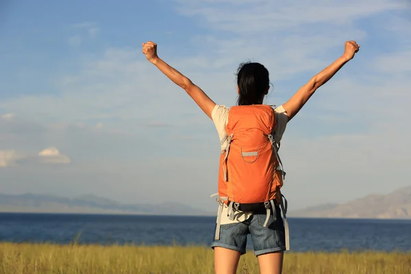 Young woman hiker open arms — Stock Photo, Image