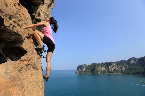 Woman climbing at seaside — Stock Photo, Image