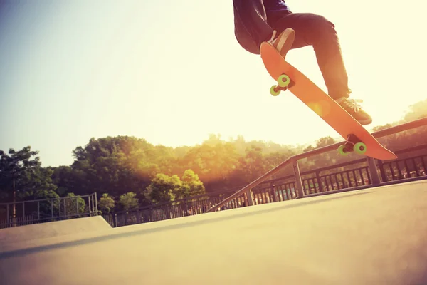 Skateboardåkares ben skateboard — Stockfoto