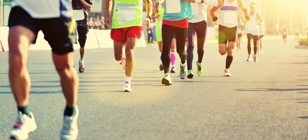 Niet-geïdentificeerde marathon atleten benen — Stockfoto