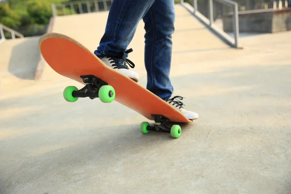 Skateboarder's legs skateboarding — Stock Photo, Image