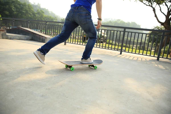 スケート ボードのスケートボーダーの足 — ストック写真