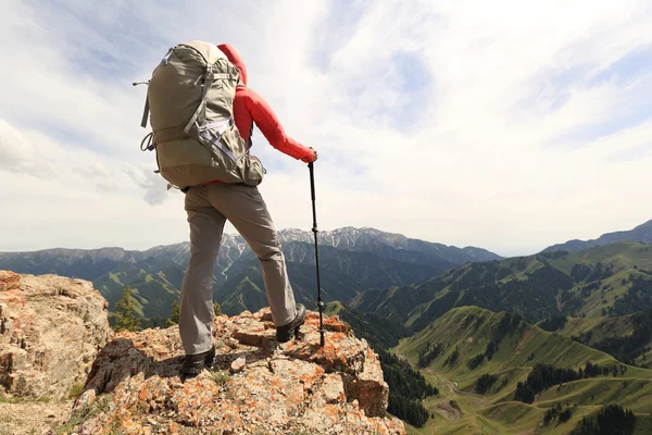 Kvinna backpacker på mountain peak klippa — Stockfoto