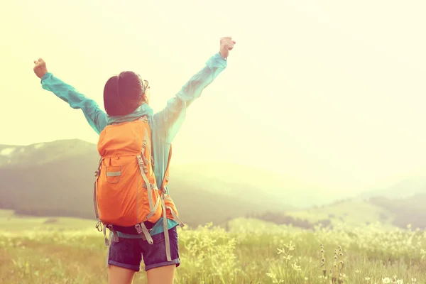 Young woman hiker open arms — Stock Photo, Image