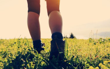  kadın backpacker manzarayı