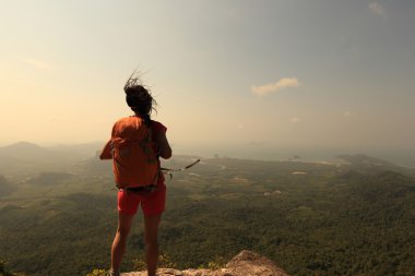 Genç kadın backpacker Hiking