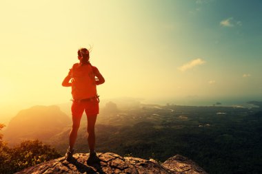 Genç kadın backpacker Hiking