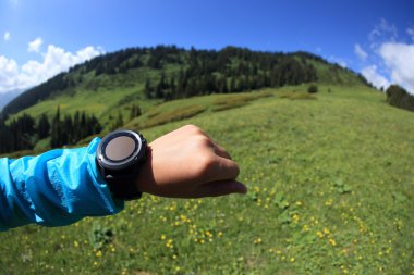 kadın altimetre kontrol uzun yürüyüşe çıkan kimse