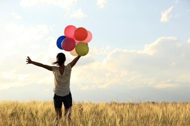 Kadın renkli balonlar ile