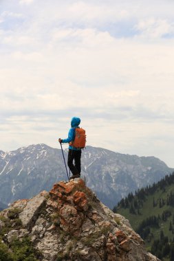 dağ tepe cliff üzerinde hiking backpacker