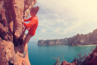 Deniz kenarında tırmanma kadın