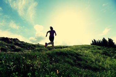 tepe üzerinde çalışan iz runner 