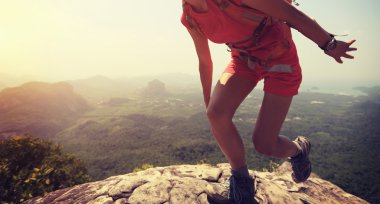 Asyalı kadın tırmanma uzun yürüyüşe çıkan kimse