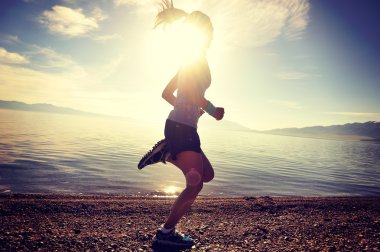 Koşan fitness kadını 