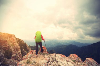 dağ tepe cliff üzerinde hiking backpacker