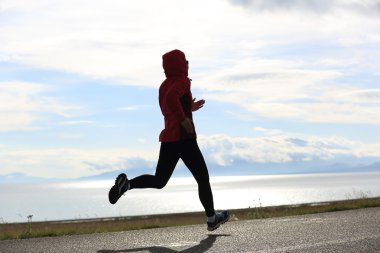 Yolda koşan kadın