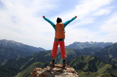 kadın backpacker dağ tepe üzerinde