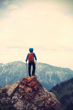dağ tepe cliff üzerinde hiking backpacker