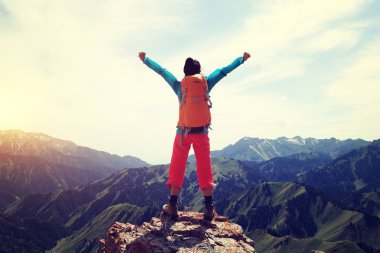 kadın backpacker dağ tepe üzerinde