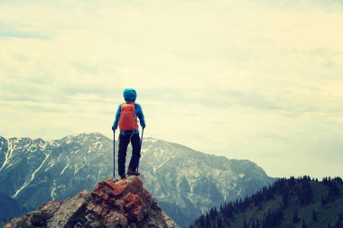 dağ tepe cliff üzerinde hiking backpacker