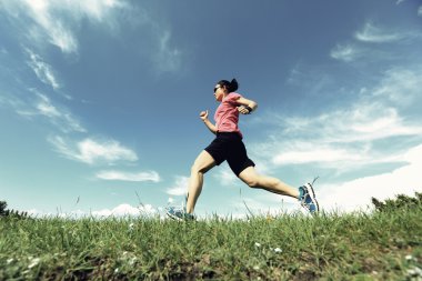 tepe üzerinde çalışan iz runner 