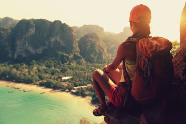 kadının deniz cliff manzaraya