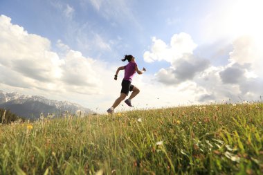 tepe üzerinde çalışan iz runner 