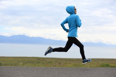 Yolda koşan kadın