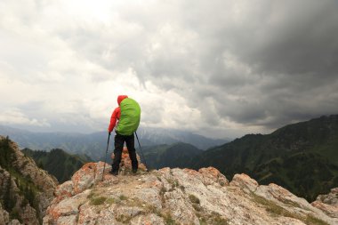 dağ tepe cliff üzerinde hiking backpacker