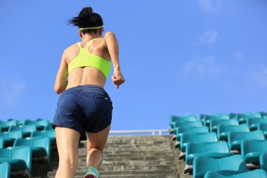 Merdivenlerin üzerinde çalışan kadın