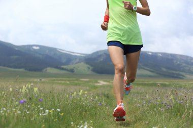 tepe üzerinde çalışan iz runner 