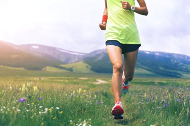 tepe üzerinde çalışan iz runner 