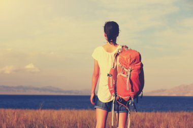 genç kadın backpacker