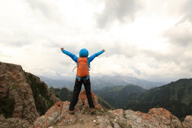 dağ tepe cliff üzerinde hiking backpacker