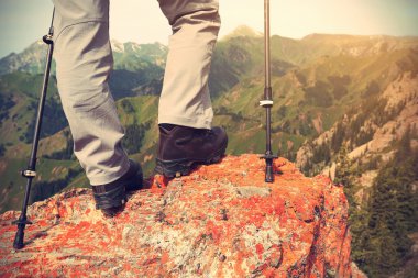 kadın dağ tepe cliff üzerinde hiking
