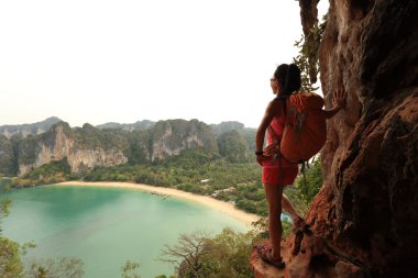 kadın backpacker zevk görünümü