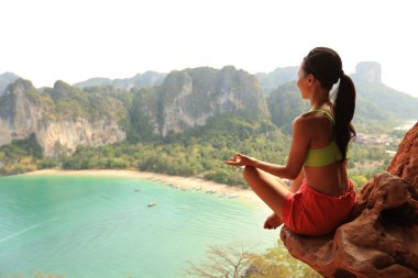 pratik Yoga dağ tepe üzerinde kadın