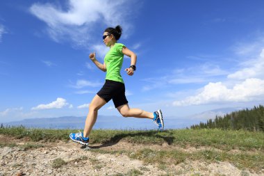 tepe üzerinde çalışan iz runner 